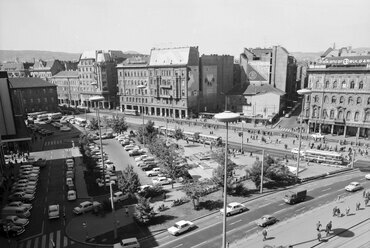 József körút a Blaha Lujza térnél, szemben a Rákóczi út házsora. 1970. forrás: Fortepan / FŐMTERV