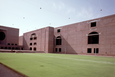 Az ahmadábádi IIM kampusza 1975-ben és 1985-ben. © Massachusetts Institute of Technology, courtesy of Peter Serenyi 