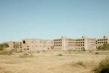Az ahmadábádi IIM kampusza 1975-ben és 1985-ben. © Massachusetts Institute of Technology, courtesy of Peter Serenyi 