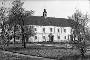 A piaristák számára épített rendház Tatán, Fotó: Révhelyi Elemér, a Kuny Domokos Múzeum gyűjteményéből