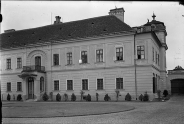 Tata, Esterházy-kastély udvari homlokzata, Fotó: Révhelyi Elemér, a Kuny Domokos Múzeum gyűjteményéből