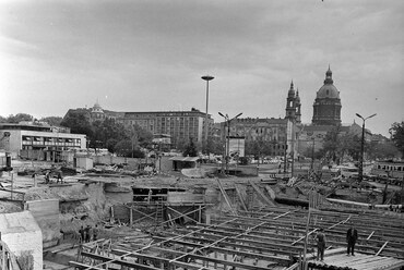 Deák Ferenc tér, az aluljáró építkezése. Háttérben az Erzsébet (Engels) tér, 1975. Forrás: Fortepan / Bojár Sándor