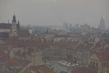 Az Óváros háztetői, háttérben Varsó új központjának magasépületei, Fotó: 1979, Narodowe Archiwum Cyfrowe