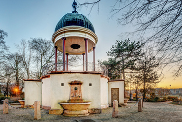 A sziget északi parkjának közismert zenélő kútja szintén az 1930-as években épült rekonstrukció. Eredetije Marosvásárhely főterén állt az 1920-as évek és  1911 között. 