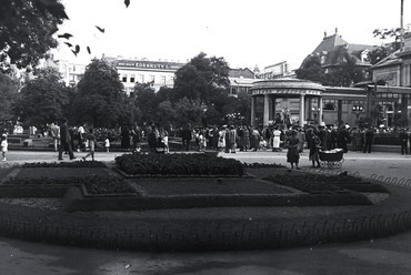 Erzsébet tér, a Budapesti Központi Általános Tejcsarnok Rt. tejivója a Kioszkban, 1940. Forrás: Fortepan / Ormos Imre Alapítvány