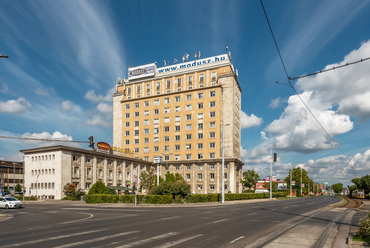 Míg a Dunaújváros főterén álló magasház ekkor még terv maradt, Budapesten 1954-re felépült a kor első "felhőkarcolója", az akkori Ganz Vagongyár központi irodaépülete.