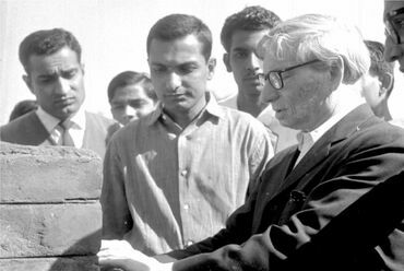Balra B. V. Doshi, jobbra Louis Kahn, mögöttük a vélhetően a NID építészhallgatói. Forrás: Pinterest