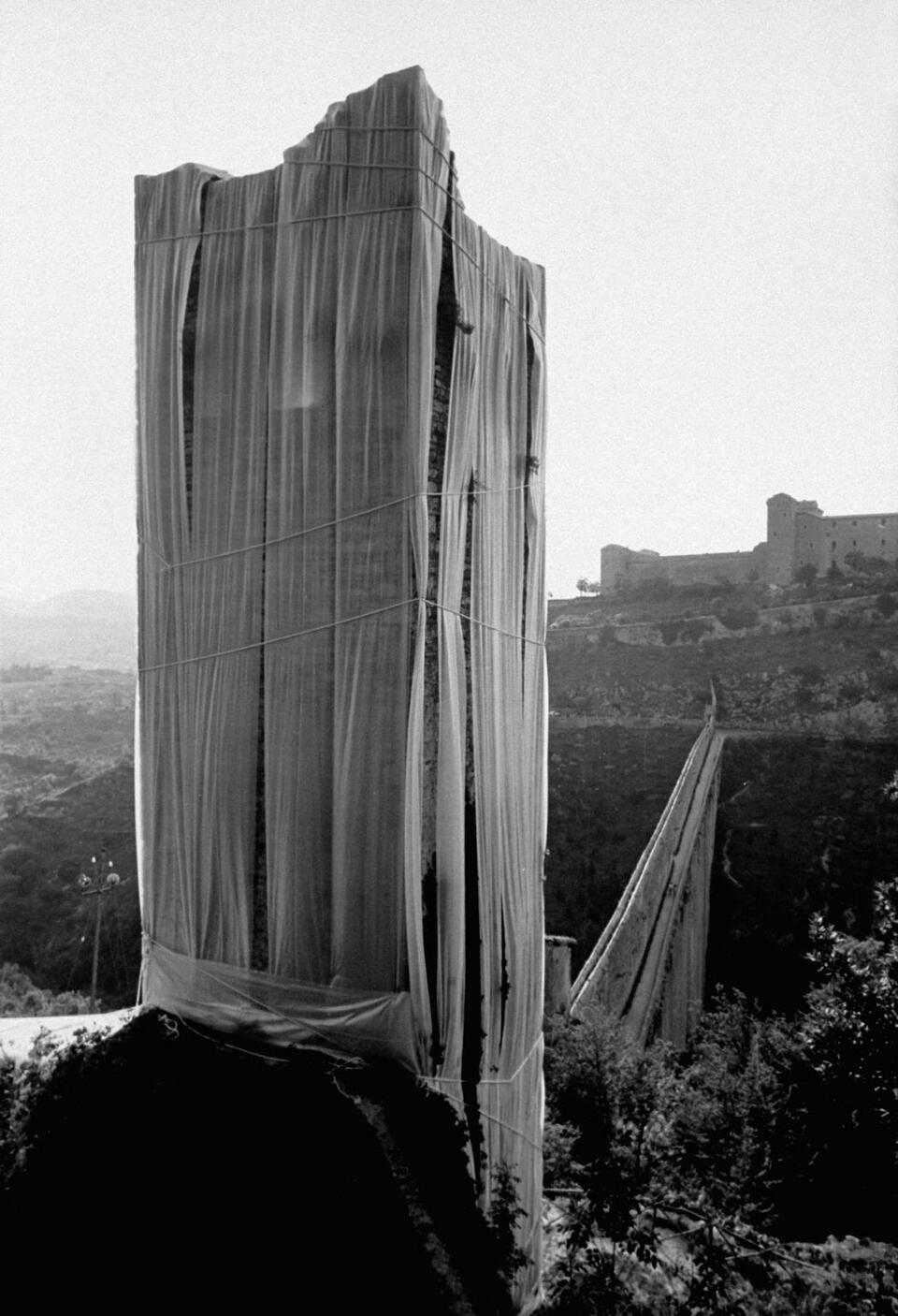 Becsomagolt lakótorony – Tudati és valóságos köztessége, Spoleto, Olaszország, 1968 – alkotó: Christo, Jeanne-Claude – fotó: Carlo Bavagnoli