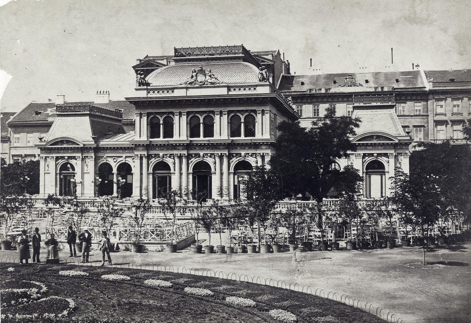 Erzsébet tér, a Kioszk épülete. A felvétel 1877 körül készült. A kép forrását kérjük így adja meg: Fortepan / Budapest Főváros Levéltára. Levéltári jelzet: HU.BFL.XV.19.d.1.05.035