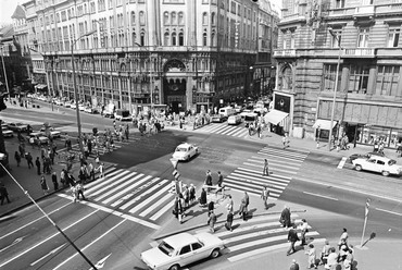 fortepan_253224: Ferenciek tere (Károlyi Mihály utca), szemben a Ferenciek tere (Felszabadulás tér) - Petőfi Sándor utca sarkánál a Párizsi udvar épülete, 1972. Forrás: Fortepan / FŐMTERV