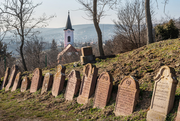 A Somlyó-hegy oldalába felkapaszkodó falu temetőjében is megannyi szépen faragott vörös sírkő sorakozik. 