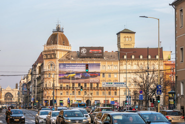 A Blaha Lujza tér keleti házsorának homlokzatai mögött 1895 óta áll Kauser József tervei szerint víztorony, ami a téren álló egykori Nemzeti Színház kiszolgálására épült. Ma a NISZ Zrt. irodáinak ad helyet, a víztartály helyén tárgyalóval.