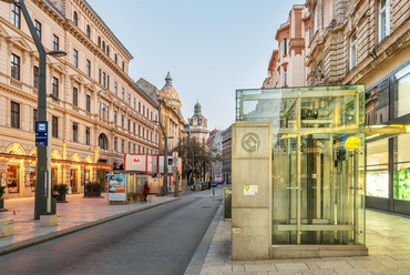 Az újonnan épült lift a metró aluljáróhoz, a Károlyi utca folytatásában. Fotó: Gulyás Attila