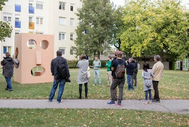 Paradigma Ariadné - Az arc a medence a két torony és egy rom kiállítás