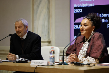 Roberto Cicutto & Lesley Lokko, fotó: Jacopo Salvi. Forrás: La Biennale di Venezia