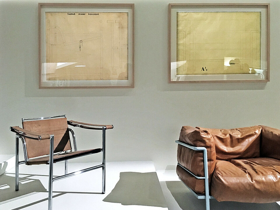 Kanáltól a városig*: Charlotte Perriand - fauteuil à dossier basculant, grand confort - forrás: Wikimedia