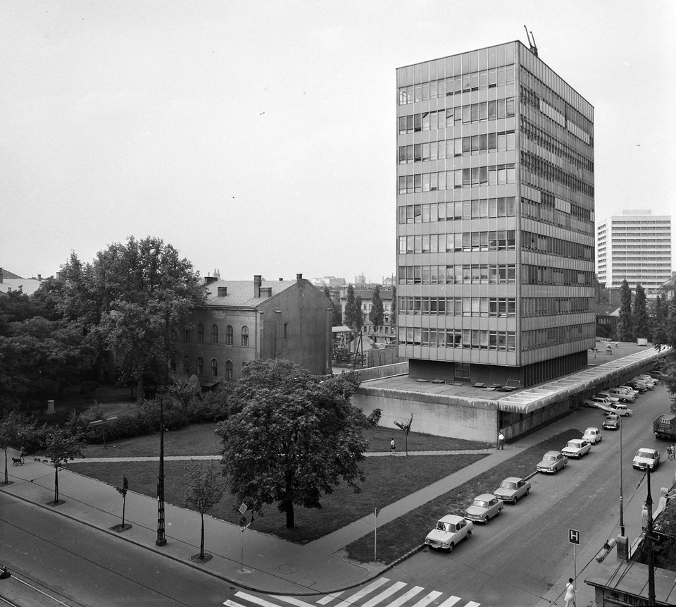 A Kísérleti Orvostudományi Kutatóintézet épülete az Üllői út felől nézve, egy 1972-es felvételen. Forrás: Fortepan / UVATERV
