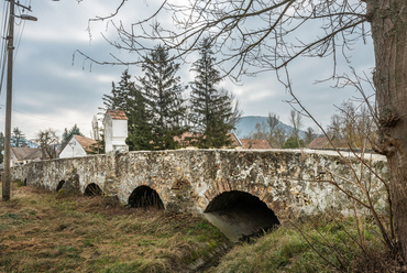 A közeli Diszel központjában, szintén a 18. században épült, Eger-patak fölötti kőhíd ma hazánk három, ötnyílású kőhídjának egyike. A patakon akkoriban dolgozó közel száz vízimalmot kiterjedt szekérút-hálózat és számtalan hasonló híd kötötte össze.