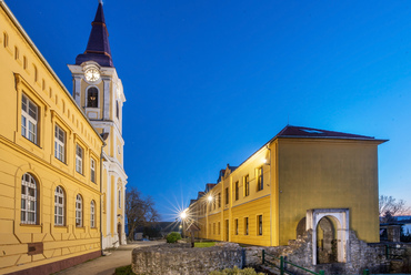 A város legősibb tere a mai Nagyboldogaszony Általános Iskola előtt és alatt húzódik:  az épület az egykori vár romjaira épült. Egykori kapujának rekonstrukciója az épület északi oldalán látható. 