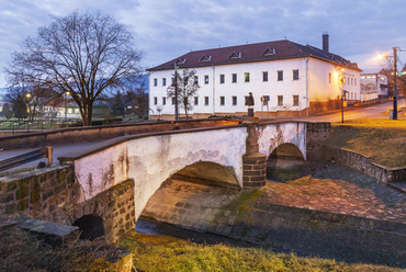A gyöngyöspatai Danka-patak hídja andezittufából épült, a megannyi középület és templom mellett hidakat is tervező Rabl Károly vázlatai szerint. Az 1823-ra elkészült híd ma is a település főutcáját vezeti át a patakon.