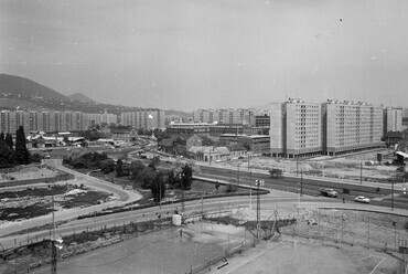 Kilátás a Szent Péter és Pál-templom tornyából a Flórián tér felé. 1976. Forrás: Fortepan / FŐFOTÓ