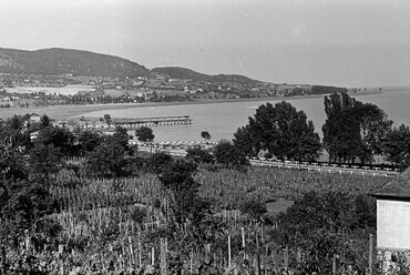 Badacsonytomaj, középen a tóba benyúló kőrakodó, 1954 / Forrás: Fortepan 142937, Chuckyeager tumblr