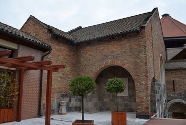 Az esztergomi várkápolna vöröstéglás ráépítését a középkori lombard téglaépítészet ihlette.