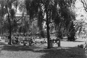 Eötvös tér (később itt épült a Hotel Forum (ma InterContinental), háttérben a Wekerle Sándor (Szende Pál) utca 1., jobbra a Dunakorzó, 1960. Forrás: Fortepan / Inkey Tibor