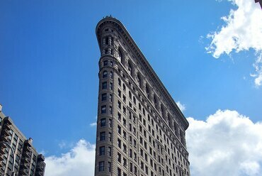 Az épület Fifth Avenue felőli oldala a Madison Square-ről nézve. Forrás: Wikimedia Commons / Rob Young