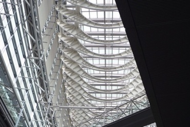 Tokyo International Forum - az átrium "bálnacsontváz" alakú tetőszerkezete,fotó- Kovács Bence