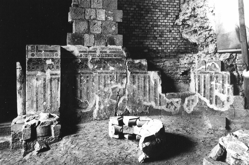 Kövek összerakása a homokban a rekonstrukcióhoz, Kép forrása - Nagy Emese: Az esztergomi királyi palota, Az 1934–1969 között végzett régészeti kutatások eredményei kézirat illusztrációja
