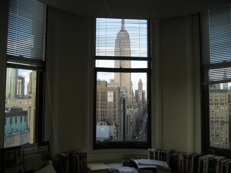 Kilátás északi irányba az Empire State Buildingre az épület élén levő egyik irodából. Forrás: Wikimedia Commons / nautical2k 