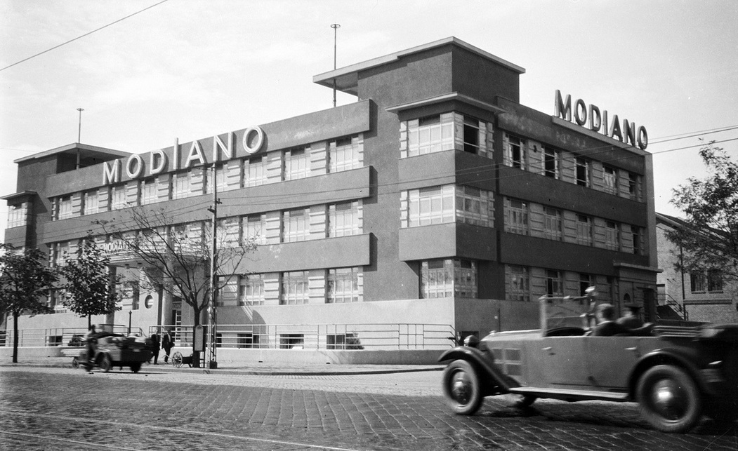 Váci út 48/e-f, jobbra az Ipoly utca, a Modiano S. D. Szivarkapapír Rt. gyárépülete egy 1932-ben készült felvételen. Forrás:  Fortepan / Szemere Ákos