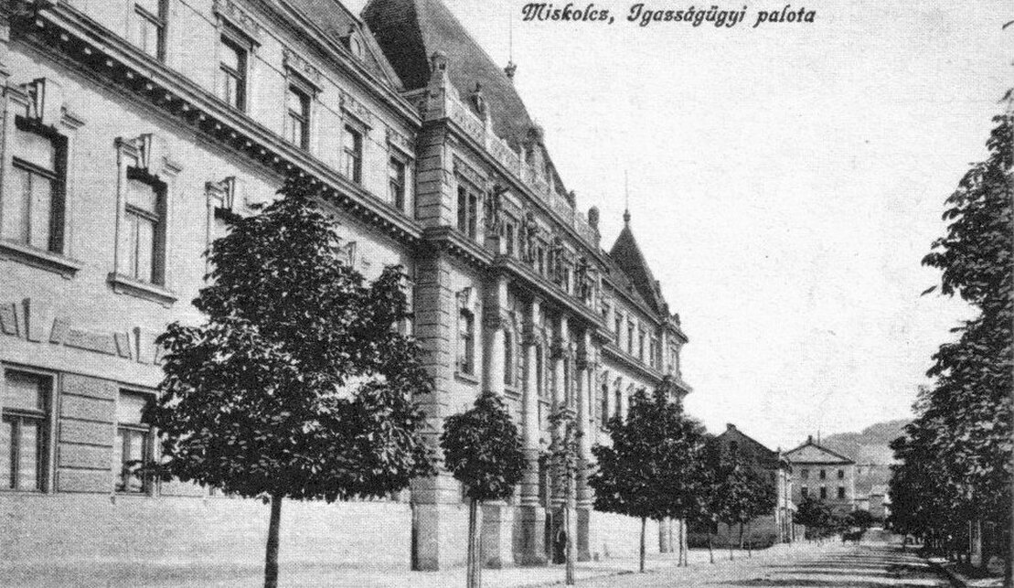 A miskolci igazságügyi palota 1917-ből. Forrás: Wikimedia Commons 