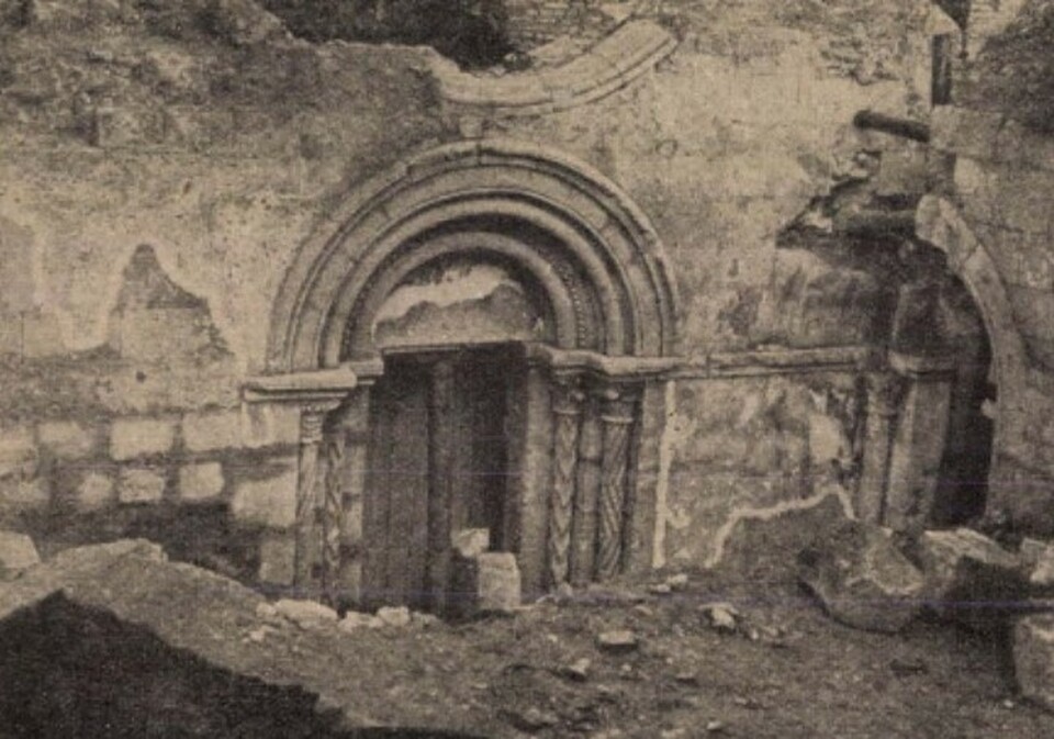 A föld alól előkerülő kápolna bejárata, Kép forrása - Uj Idők, 1935/2.sz.