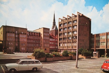 Hildesheim piactere az 1970-es években és napjainkban. A háttérben lévő templomtorony az egyetlen tájékozódási pont., Forrás: hildesheimer-allgemeine.de; mediaim.expedia.com