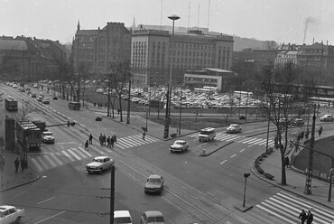 Andrássy út (Népköztársaság útja) - Bajcsy-Zsilinszky út - József Attila utca kereszteződés, háttérben az Erzsébet (Engels) tér. 1972. Forrás: Fortepan / Magyar Rendőr