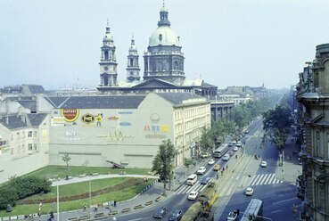 Kilátás a Bajcsy Zsilinszky út és a Bazilika felé, balra József Attila utca torkolata. 1975. Forrás: Fortepan / FŐFOTÓ