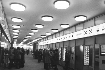 Batthyány téri aluljáró, az Utasellátó Vállalat ital és étel automatája, 1972. Forrás: Fortepan / FÖMTERV