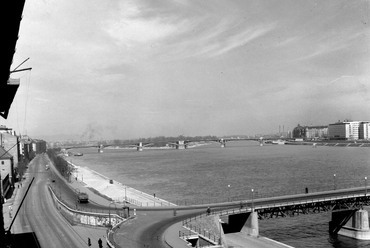 Bem rakpart, Kossuth híd, budai hídfő, 1955. Forrás: Fortepan / UVATERV