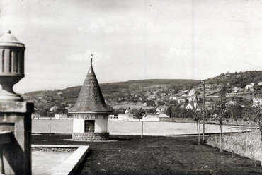 Balatonalmádi, kikötő. Háttérben a Szent Imre-templom. Felvétel: 1930 / Forrás: Fortepan 116508, Fortepan/Album009