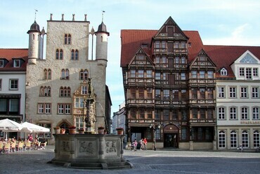 A Wedekind-ház (középen), balra a háború után helyreállított homlokzatú Tempelhaus, jobbra a barokk Lüntzelhaus nevű polgárház, Forrás: Wikimedia Commons, Felhasználó: Helmlechner