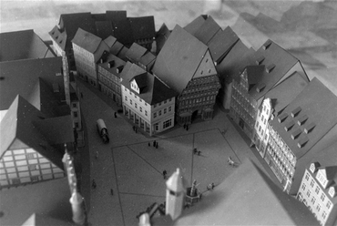 Makettfotó az újjáépítendő térről, középen a két céhház, Forrás: bildarchiv.archivrh.de