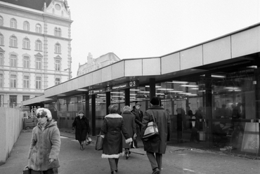 Az ekkor névtelen, ma Podmaniczky Frigyes tér, a metró Arany János utcai állomásának csarnoka, az új szakasz megnyításakor – Fotó: Fortepan / Magyar Rendőr