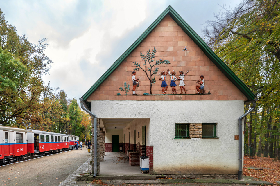 A képen Csillebérc állomás, a Gyermekvasút elsőként megépült ütemének végállomása. Fodor E. Jenő, Gillyén József, 1948, Fotó: Gulyás Attila