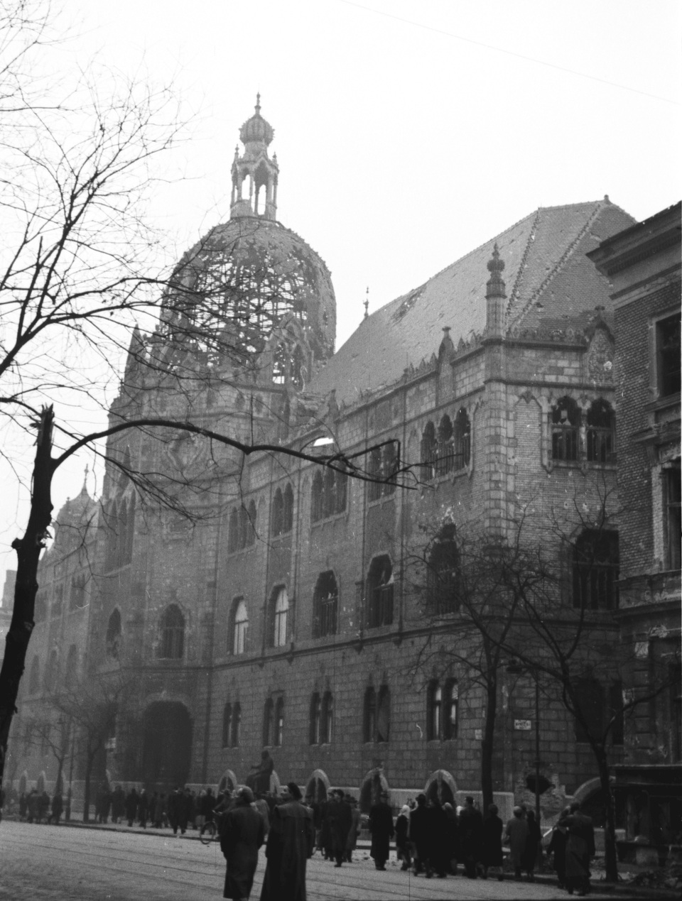 Az Iparművészeti 1956-os sérülései. Jól látható a szétlőtt kupola és a kiégett könyvtár (a belváros felé eső sarkon). Fotó: Fortepan / Berkó Pál