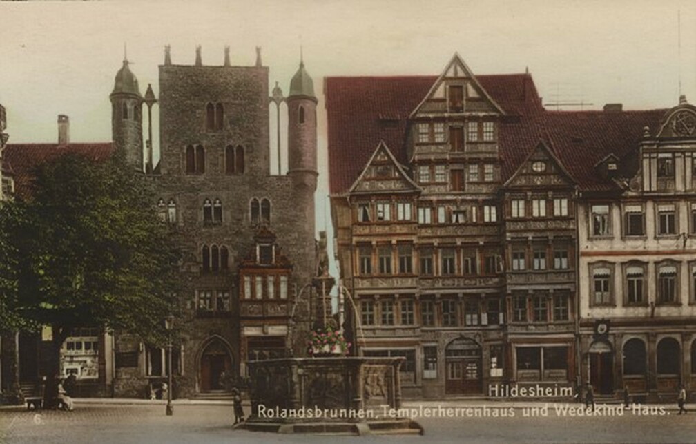 A Tempelhaus és a Wedekindhaus századfordulós képeslapon. Utóbbi épületben már ekkor a takarékpénztár működött., Forrás: Wikimedia Commons, Felhasználó: Gebrüder Gerstenberg, Hildesheim