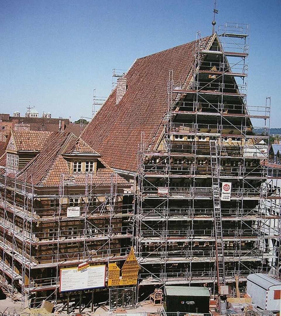 1989 nyara: a két céhház befejező munkái zajlanak az állványok mögött, Forrás: stadtmuseum-hildesheim.de