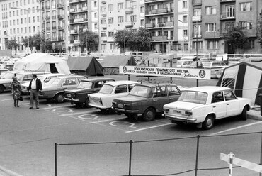 A Skála Budapest Szövetkezeti Nagyáruház parkolója az Október huszonharmadika (Schönherz Zoltán) utca felől nézve, szemben a Bercsényi utca házsora, 1981. Forrás: Fortepan / Bojár Sándor