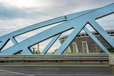 A híd főtartói, és a mellette álló, új Puskás Ferenc stadion. A hatalmas terhet viselő új hídfők alapozását az alatta mindössze 11 méterrel futó kettes metró alagútjai tették különlegessé.
